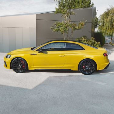 Audi RS5 Coupé in yellow from the side