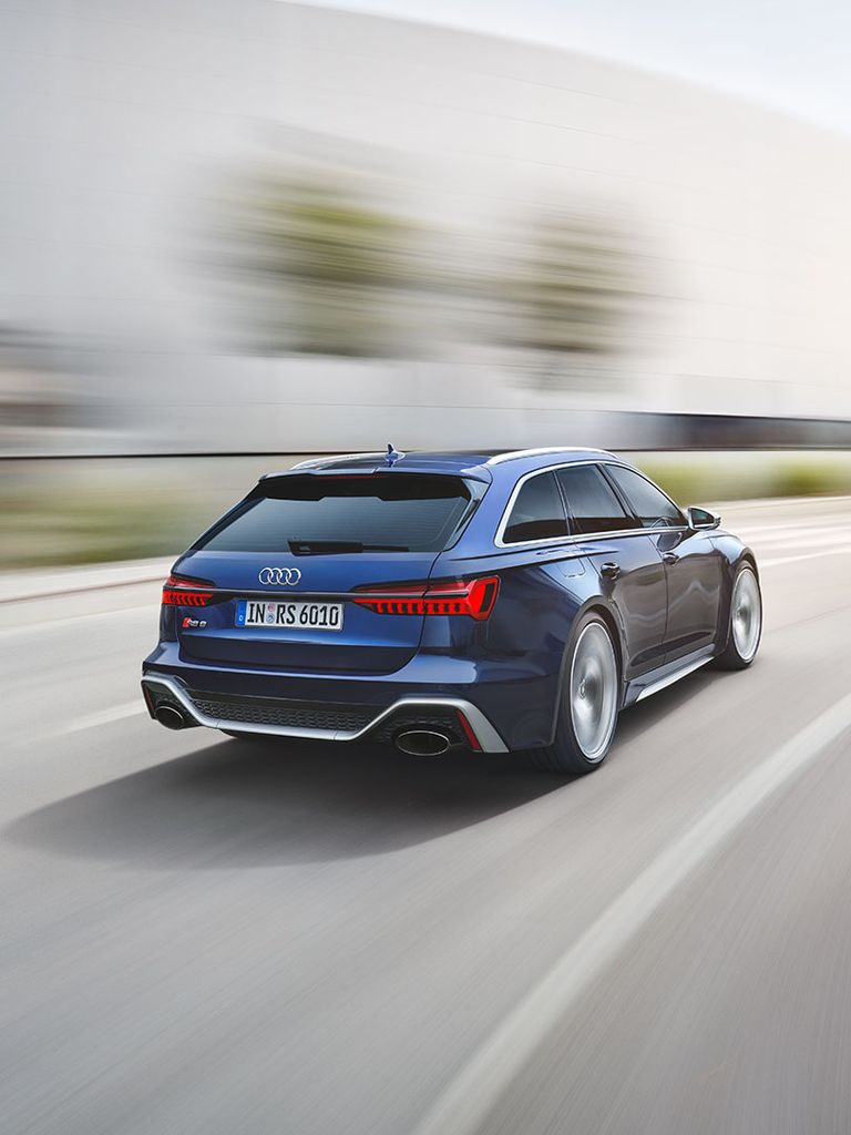 Dynamic rear view of the Audi RS 6 Avant 